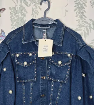 Chaqueta vaquera con perlas y tachuelas