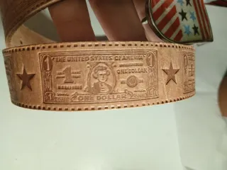 Cintura in pelle con dollaro USA