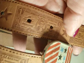 Cintura in pelle con dollaro USA
