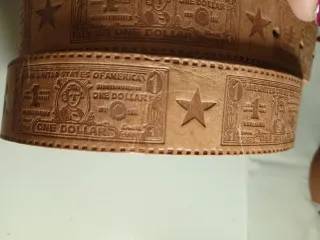 Cintura in pelle con dollaro USA