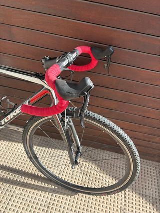 Bici Ciclocross/Gravel TOKEN Negra/Roja