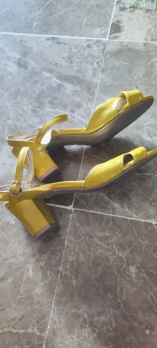 Zapatos de tacón amarillos talla 39