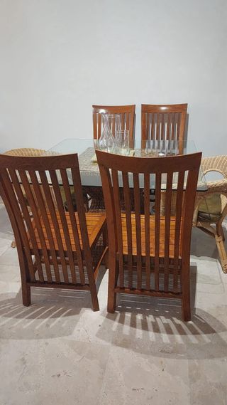 Mesa cristal y 6 sillas madera/mimbre