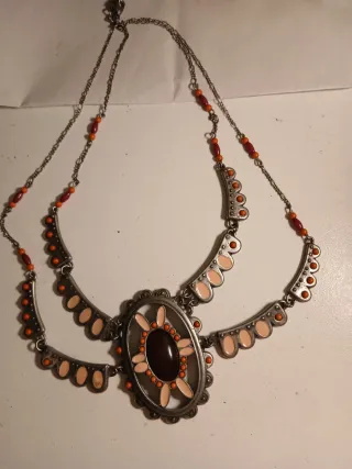 Collana con pietre colorate