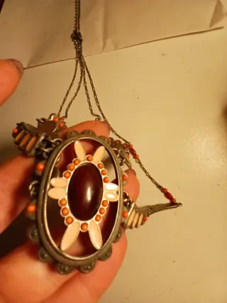 Collana con pietre colorate