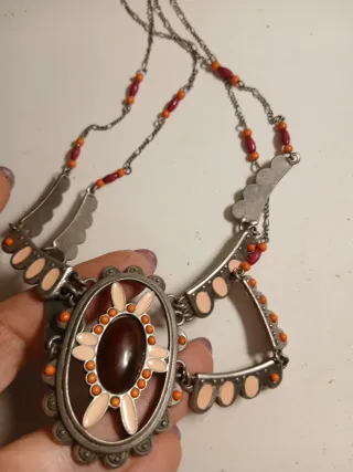 Collana con pietre colorate