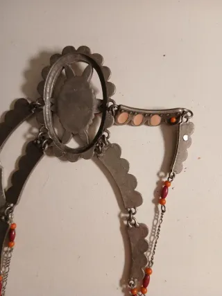 Collana con pietre colorate