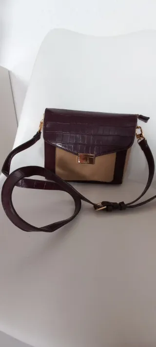 Bolso bandolera Parfois beige y burdeos.