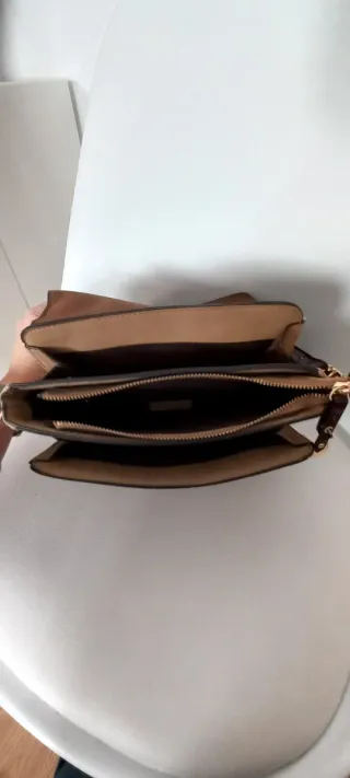 Bolso bandolera Parfois beige y burdeos.