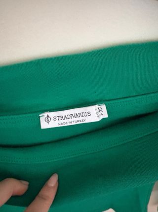 Top Stradivarius verde y negro