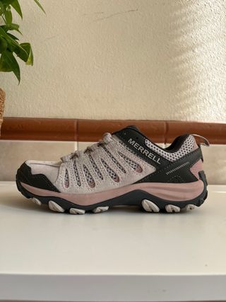 Zapatillas de montaña mujer Merrell beige y rosa