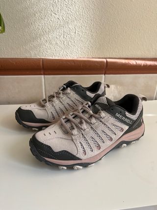 Zapatillas de montaña mujer Merrell beige y rosa