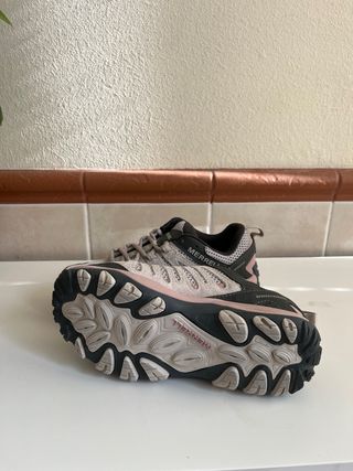 Zapatillas de montaña mujer Merrell beige y rosa