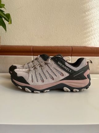 Zapatillas de montaña mujer Merrell beige y rosa