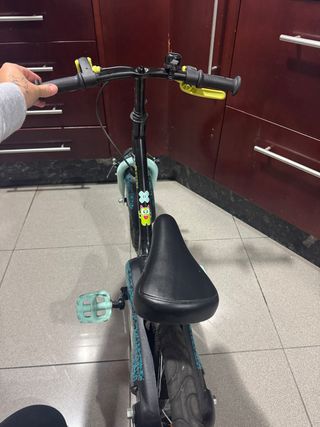 Bicicleta infantil negra con detalles