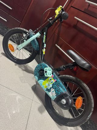 Bicicleta infantil negra con detalles