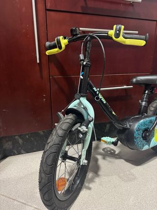 Bicicleta infantil negra con detalles