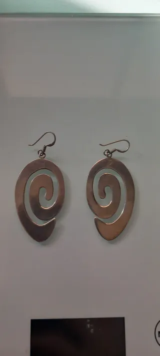 Pendientes largos plateados espiral