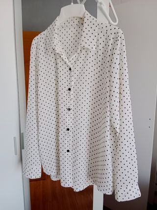 Camisa de lunares blanca y negra