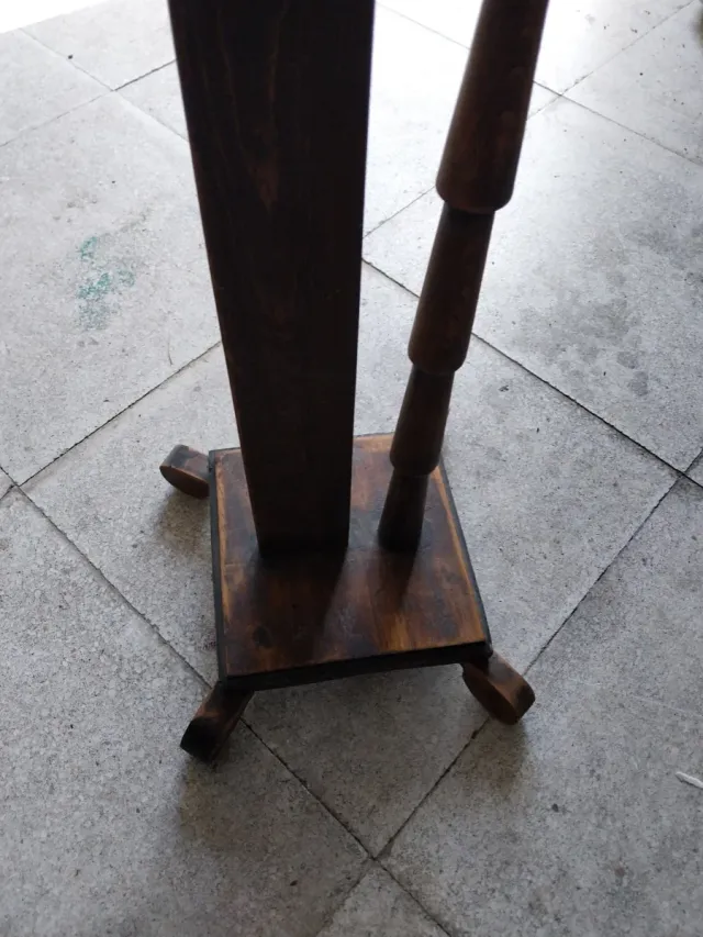 Pedestal de madera marrón