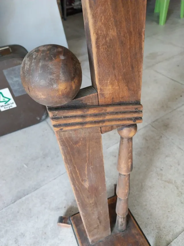 Pedestal de madera marrón