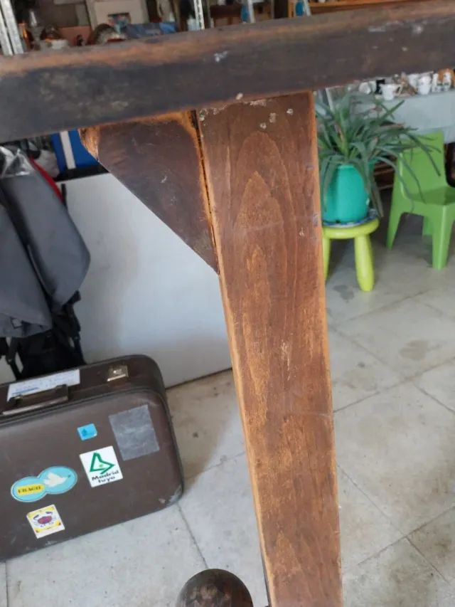 Pedestal de madera marrón