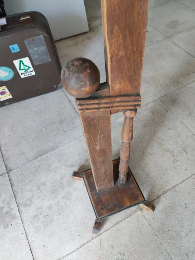 Pedestal de madera marrón