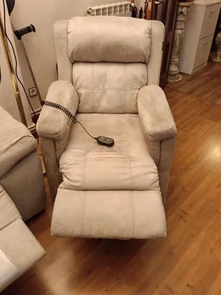 Divano a 3 posti e poltrone elettriche