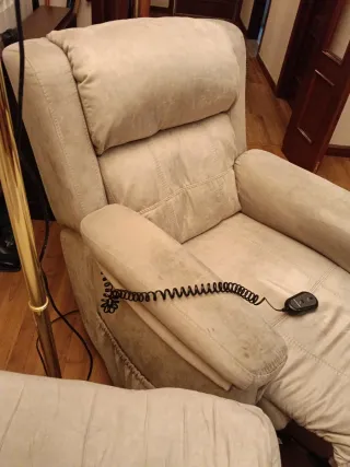 Divano a 3 posti e poltrone elettriche