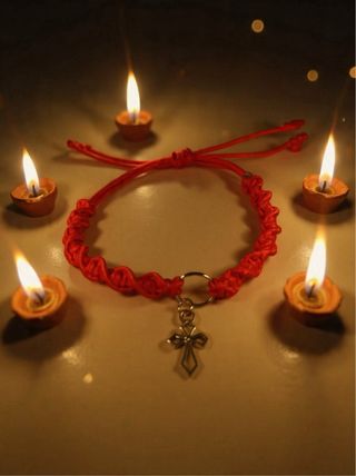 Pulsera hilo rojo con cruz plata artesana