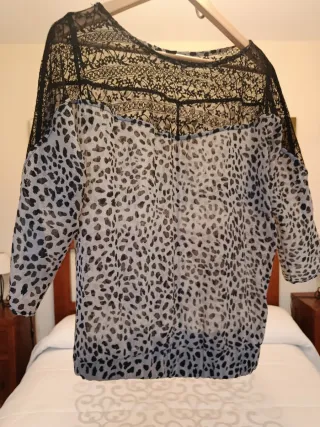 Blusas Blanco Animal Print y Negro Encaje