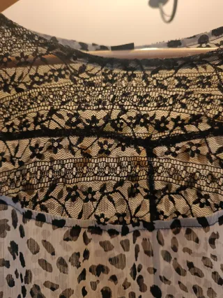 Blusas Blanco Animal Print y Negro Encaje