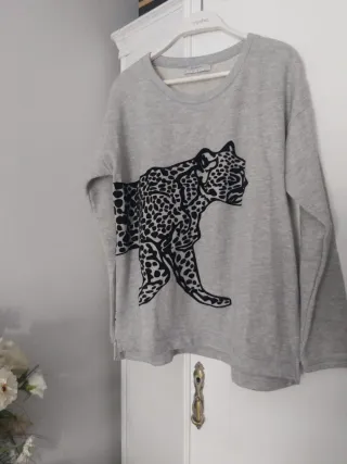 Jersey gris con estampado de leopardo