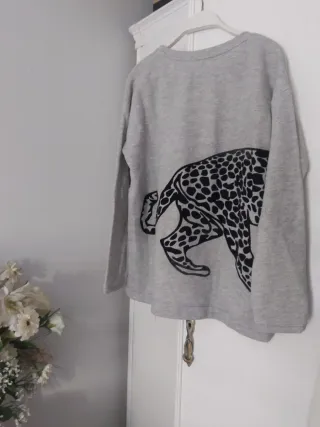 Jersey gris con estampado de leopardo