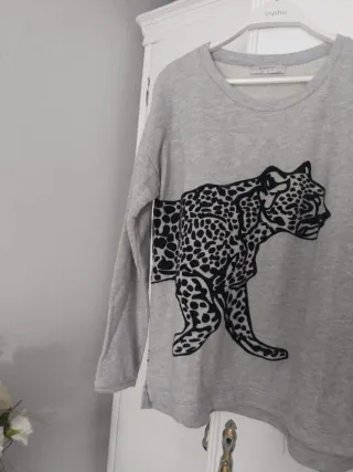 Jersey gris con estampado de leopardo