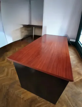 Mesa de despacho, dos sillas negras, y cajoneras