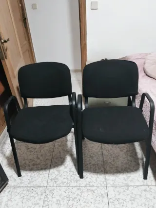 Mesa de despacho, dos sillas negras, y cajoneras