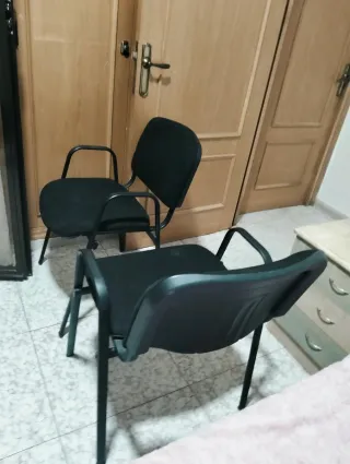 Mesa de despacho, dos sillas negras, y cajoneras