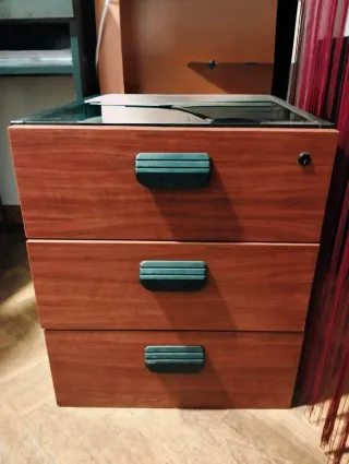 Mesa de despacho, dos sillas negras, y cajoneras