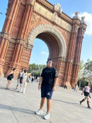 Camiseta negra y pantalón corto azul