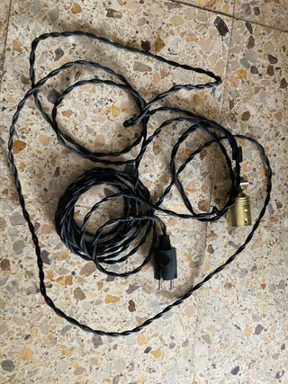 Cable alargador negro con enchufe y portalámparas