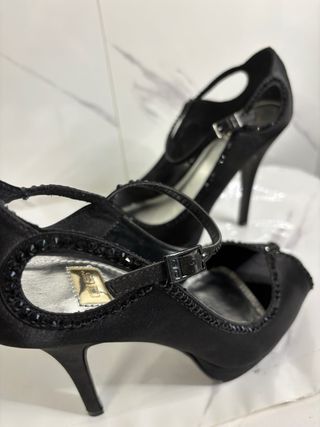 Eleganti scarpe tacco alto con strassi