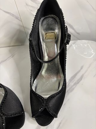 Eleganti scarpe tacco alto con strassi