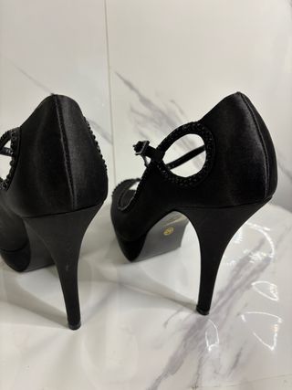 Eleganti scarpe tacco alto con strassi