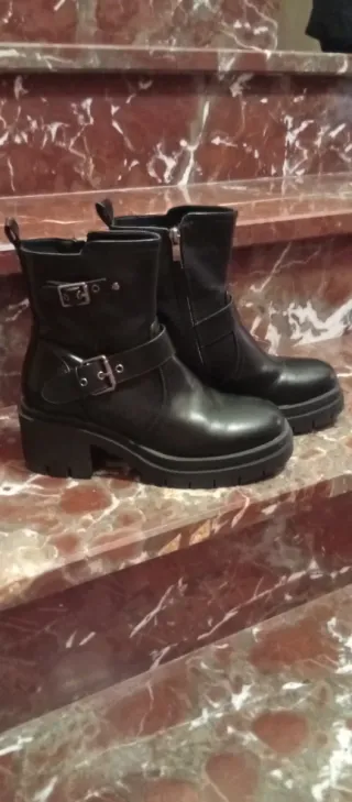 Botas negras con hebillas