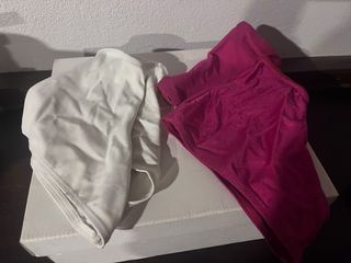 Cubre patines blanco y fucsia