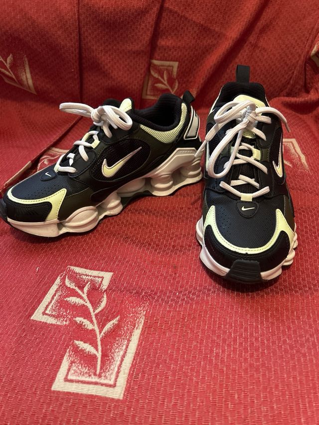 Zapatillas Nike Shox Negras y Amarillas