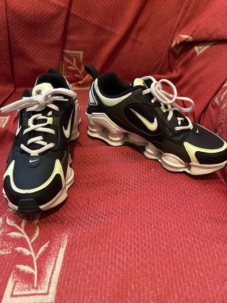 Zapatillas Nike Shox Negras y Amarillas