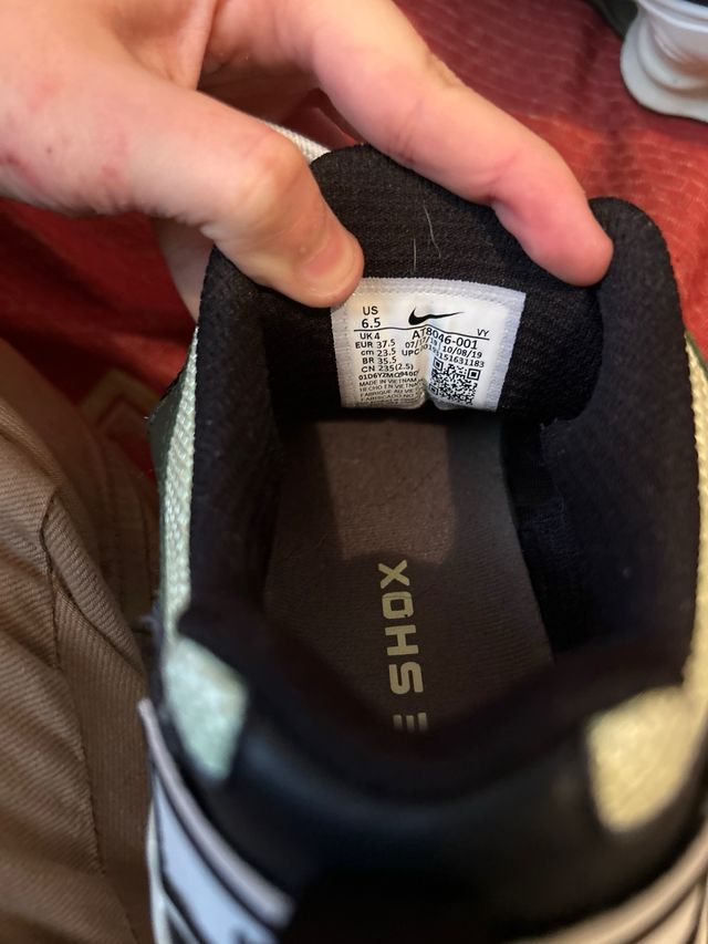 Zapatillas Nike Shox Negras y Amarillas