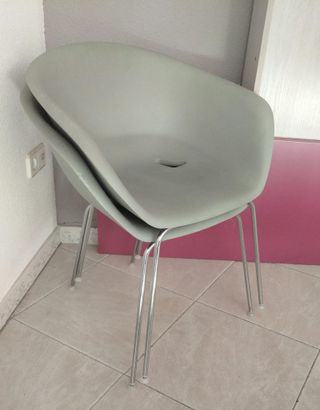 Sillas Naranja, gris y Blanca, apilables.